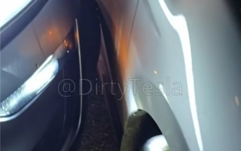 特斯拉撞了不影响！李彦宏调头：萝卜快跑要全面纯视觉