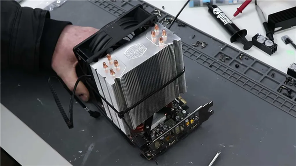 传奇落幕：GTX 1080 Ti定制水冷+超频也不敌RTX 5050！
