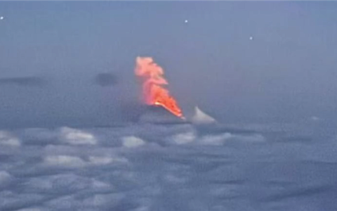 8.7级强震后：世界最活跃的活火山之一开始喷发