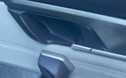 乘客质疑网约车靠坏门把手牟利 网友爆料：司机今天赚了500