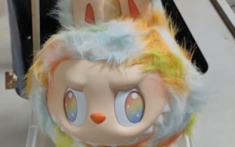 泡泡玛特创始人展示新款Labubu 网友回应：真的丑哭了！