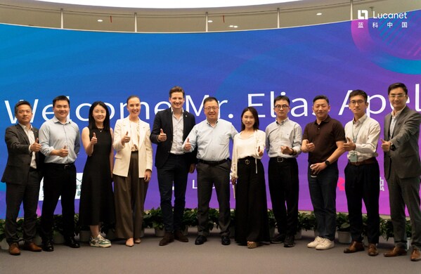 云顶新耀首席运营官-许崇刚（左起第六位） ，蓝科全球CEO-Elias Apel（左起第五位），蓝科生态伙伴-冠融CEO Hellen Wang（右起第五位）