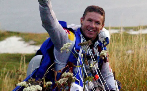 全球第一位跳伞超音速的人！极限运动员鲍姆加特纳跳伞时事故身亡