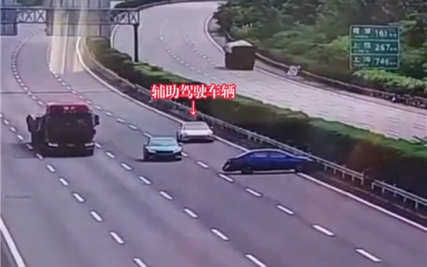 爆胎不拉手刹遇上盲信辅助驾驶 高速上两车撞成一团