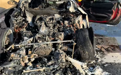 法拉利高架桥上起火 女驾驶员浑然不知：一路跑一路烧