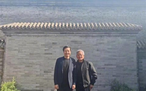 黄仁勋雷军合照曝光：二人肩并肩 面带微笑