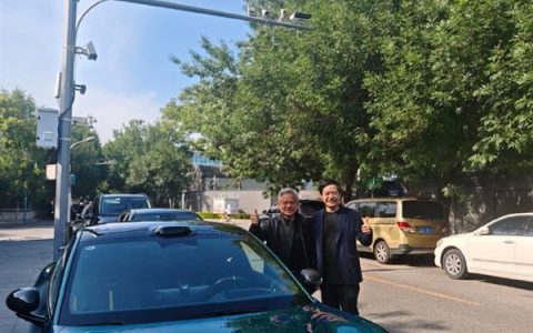 时隔12年再同框！雷军、黄仁勋在小米SU7 Ultra旁合影来了