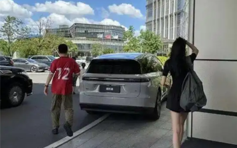 李想带妻子现身常州看苏超 李想穿12号球衣 其妻身材高挑