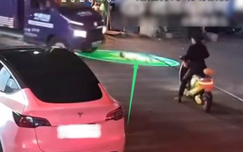 云南一男童躺街上被碾身亡 司机称视线盲区孩子父母应担责：网友吵翻