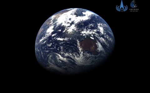 我国天问二号最新地月影像图发布 距离59万千米看地球太美了