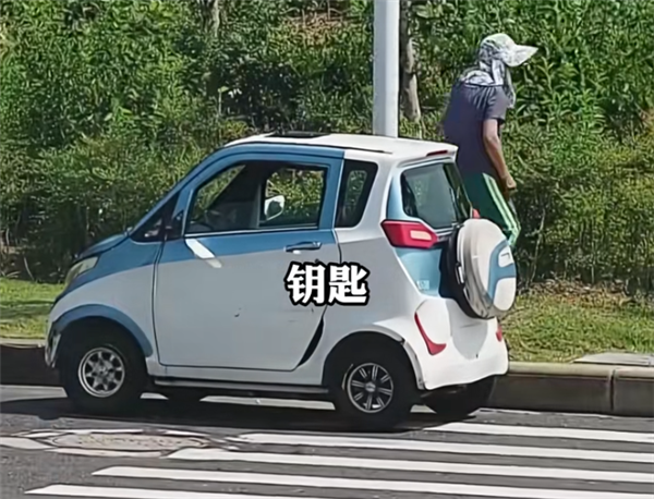 大妈私接红绿灯配电箱给老头乐充电：我60岁了 不懂啊