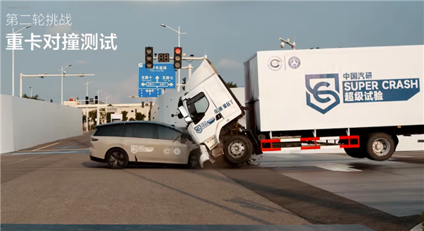 意想不到的展开！理想发布会展示i8撞坏8吨乘龙卡车：后者法务已介入