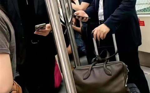 网友机场摆渡车偶遇余承东、何刚：自己拿行李箱 专注看手机