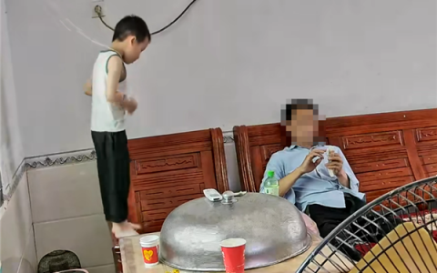 男童沙发上玩吊绳套头 意外变上吊：还好大人就在旁边