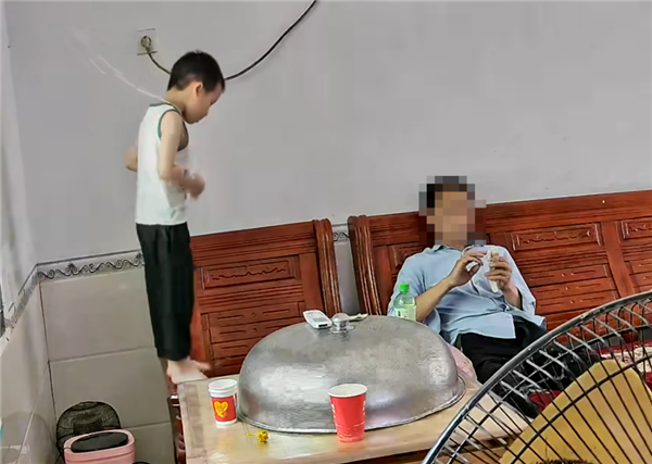 男童沙发上玩吊绳套头 意外变上吊：还好大人就在旁边