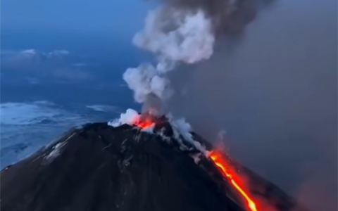 俄堪察加半岛8.7级强震后 欧亚大陆最高活火山喷发：火焰滔天