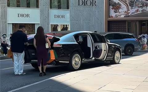 网友偶遇尊界S800实车：配专职司机、隔空关门太优雅