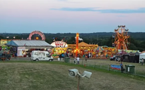 英国18岁少女长发被卷入游乐场设备滚轮：四分之三头皮遭撕脱