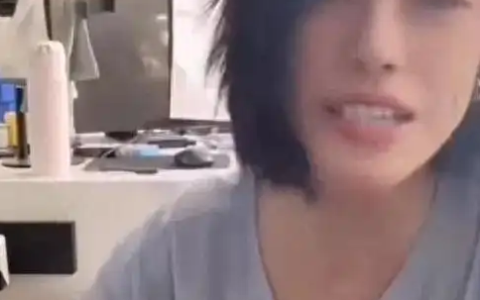 汪峰前女友葛荟婕自曝在腹部植入“戒酒芯片”直播间展示疤痕