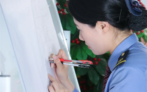 小姐姐徒手复原全国铁路图：一手执双笔 1092个站点分毫不差