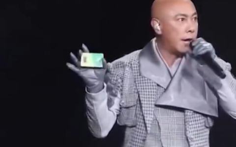 60岁张卫健演唱会掏出“公交车老年卡”自侃：求大家别欺负老人家