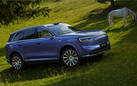 头顶没包了 全新问界M7首发舱内激光：比主视觉方案好在哪