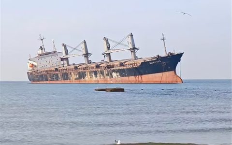 摄影师霸占网红景区沙滩称10万买地 官方回应：无私人承包