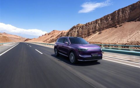 问界高管：问界M8前备箱业界首搭视觉防夹 具备极致安全