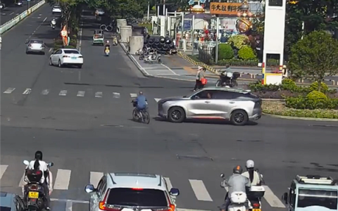 闯红灯被车撞还要负全责 男子委屈：我人都倒了呀！