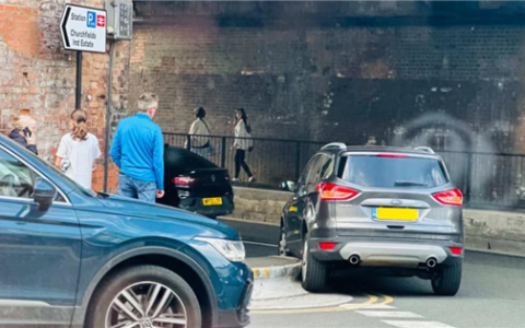 汽车杀手！英国一处35cm高路牙子火了：司机技术差or设计缺陷?