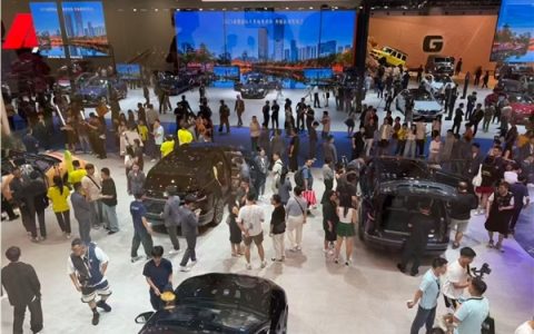 C位“易主”：保时捷、宾利等豪华品牌都没来 超20家车企缺席2025成都车展