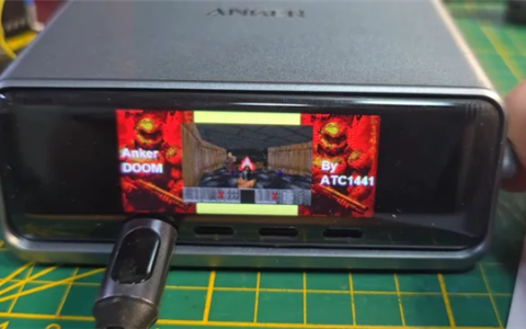 万物皆可！桌面充电站也能运行经典游戏《Doom》：效果比预期要好