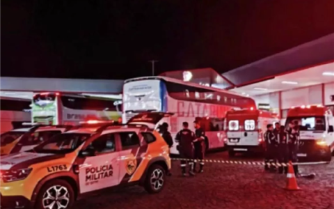 巴西女子大巴车上突然死亡！身上粘着26部旧手机