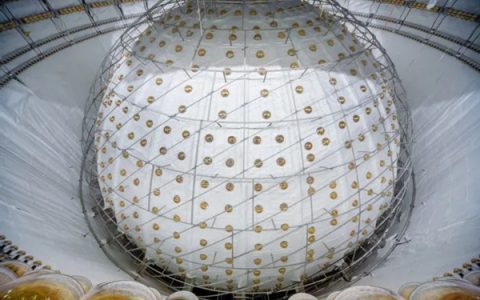 35米巨型玻璃球身处地下700米 1天可捉60个“幽灵粒子”