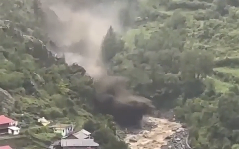 直观感受山洪的威力！印度一村庄直接被冲毁：上百人失踪