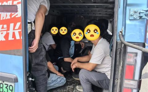 11人挤爆核载2人货车 交警都懵了：重罚！