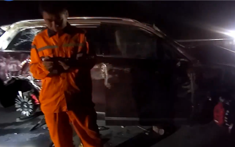 男子开车分心给妻子调腿托 还解开安全带：撞护栏连滚5圈报废