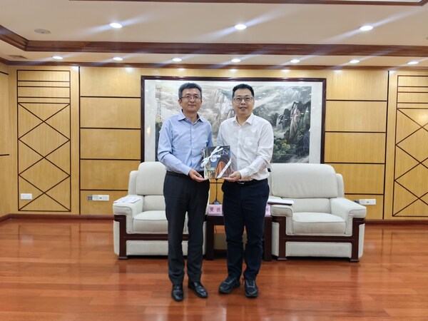 广东省商务厅副厅长朱小军（右）与TÜV莱茵大中华区总裁夏波（左）合影