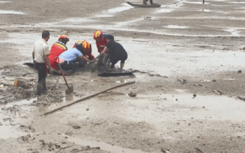 男子首次赶海 为追跳跳鱼被“封印”在海滩上