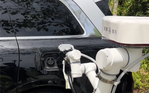 别家还是PPT 华为已开始铺设！鸿蒙智行门店用上机械臂超充