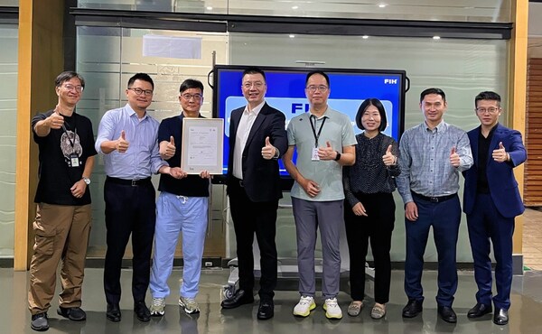 图片来源：FIH获颁ISO 37001反贿赂管理体系认证仪式现场。从左至右依次为：FIH稽核处处长简应銮、安永南区主管合伙人李恕、FIH财务长谭锦华、BSI大中华区标准应用方案总监祝嘉韵、FIH处长黄育嘉、安永业务合伙人李珊珊、BSI长三角区标准应用方案总监练卫堪、BSI方案高级经理杨明明。