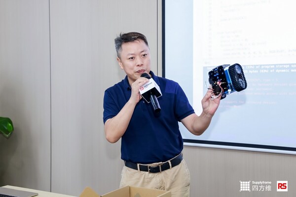 图 | 行业专家、深圳市科易互动机器人有限公司负责人左克俭现场演示
