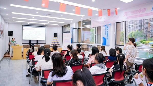 居民在《免疫力提升与科学育儿》专家讲座上踊跃提问