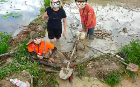 离谱 一家三口在自家田里挖藕 踩到捕兽夹