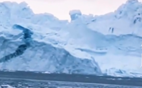 格陵兰岛300万年冰川轰然倒塌 海面瞬间掀起巨浪