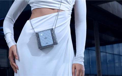 全球首款珠宝小折叠！moto razr 60施华洛世奇限定版发布：7200元