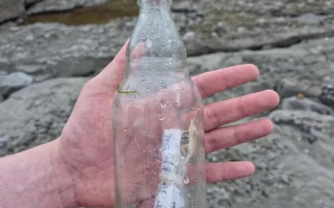 外国男子捡到失踪中国渔船漂流瓶：内含求救信息