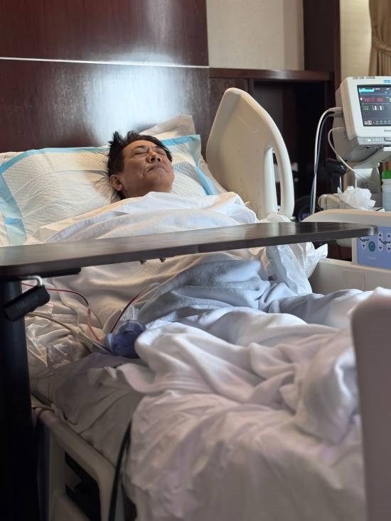 我患甲亢！62岁李连杰晒躺病床照片 面容憔悴：自发文报平安