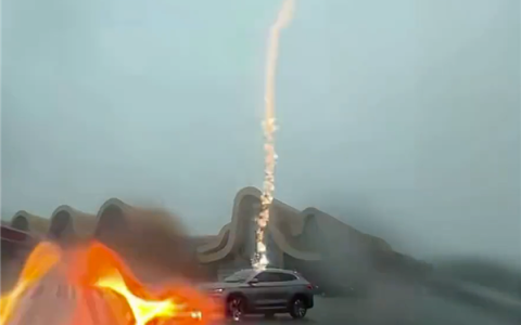 一辆比亚迪雨天遭雷击：连挨两次