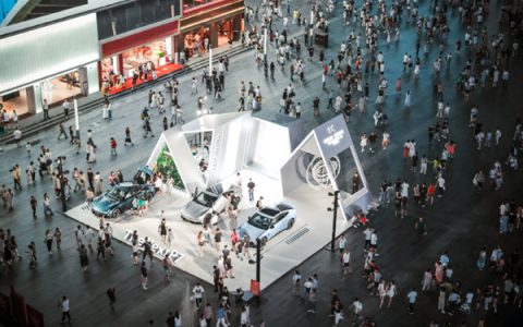 全国只有两辆！小鹏P7鹏翼门版亮相成都春熙路